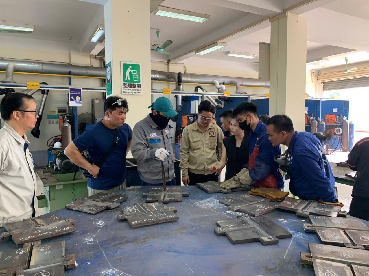 CSD Hàn Quốc sang kiểm tra tay nghề lao động trước khi thi Hiệp hội KOSHIPA. Các em đã rất cố gắng và có kết quả tốt.